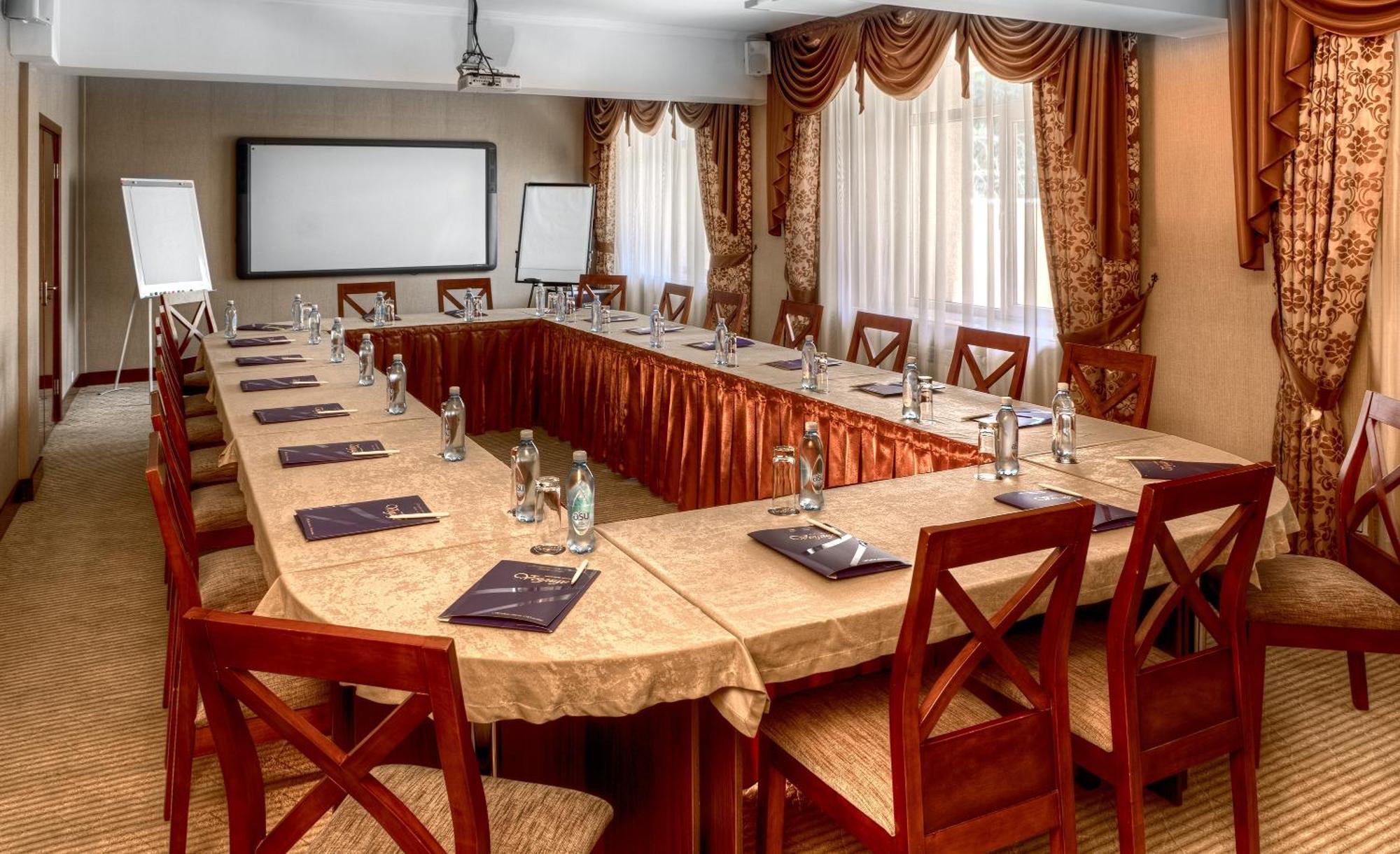 Voyage Hotel Almaty Eksteriør bilde