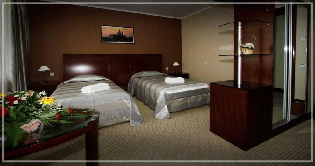 Voyage Hotel Almaty Rom bilde